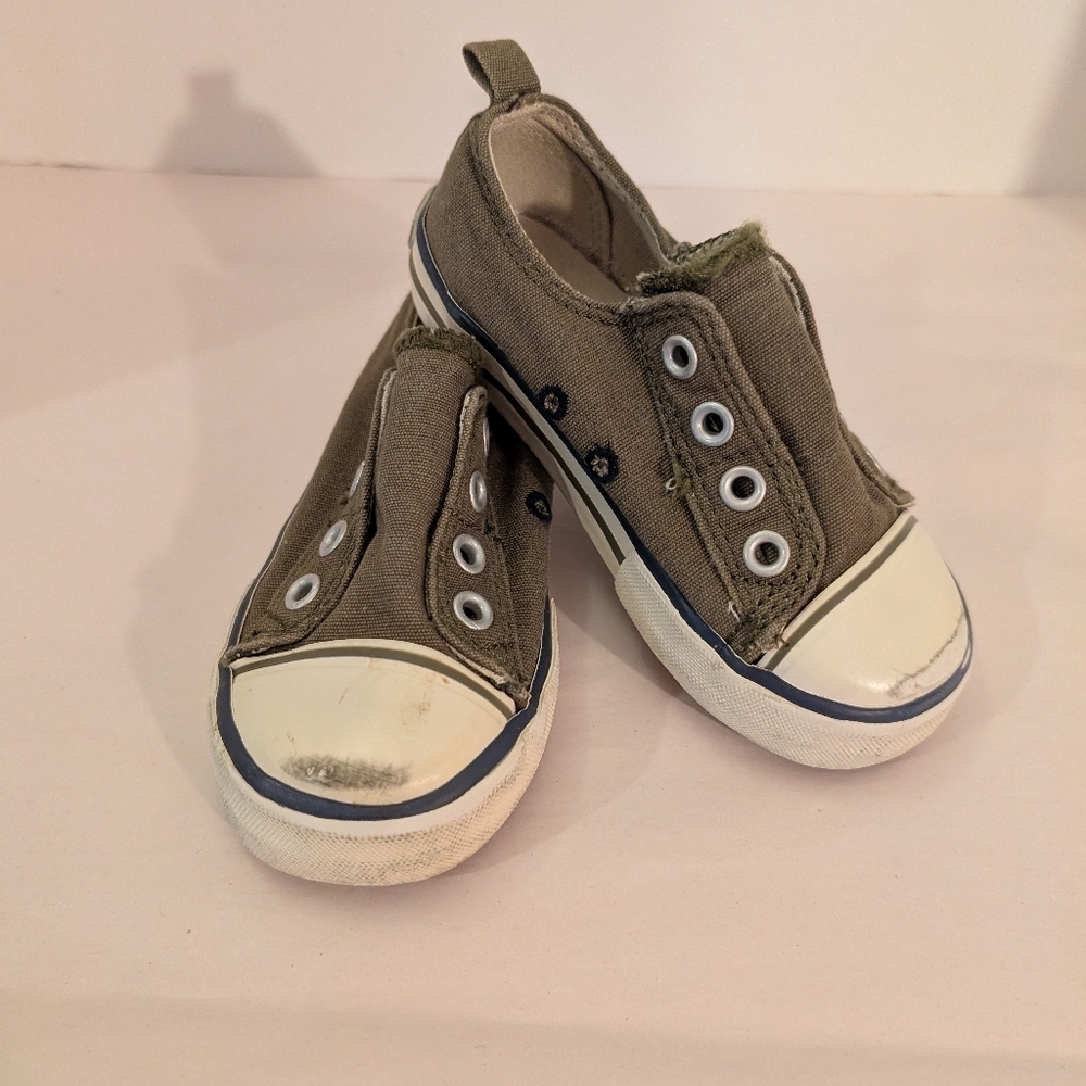 Old Navy Toddler Boy Green Canvas Slip-On Sneakers in Size 8
